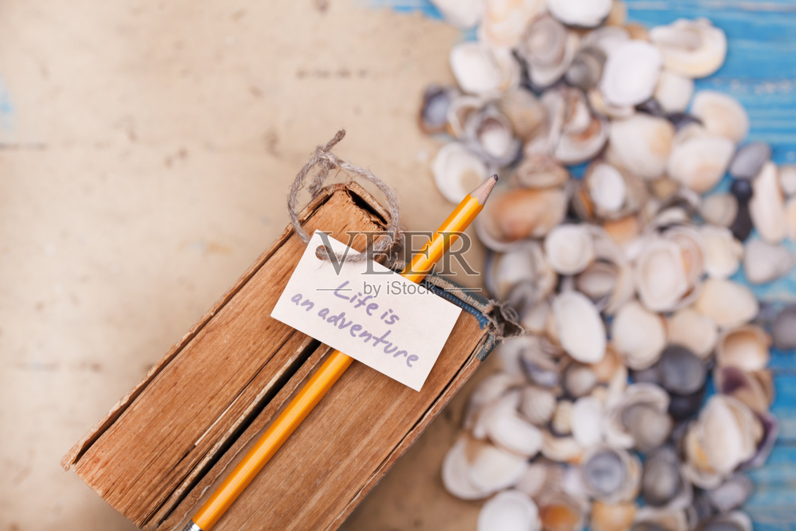 生活就是冒险，在铅笔和旧书上签名照片摄影图片