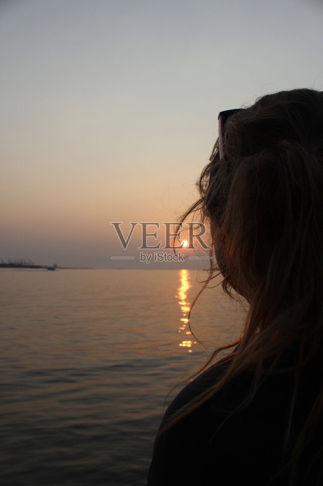 看海上日落的女孩照片摄影图片