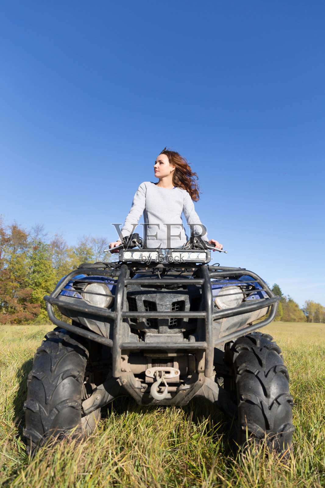 优雅的女人骑极限四轮车ATV照片摄影图片