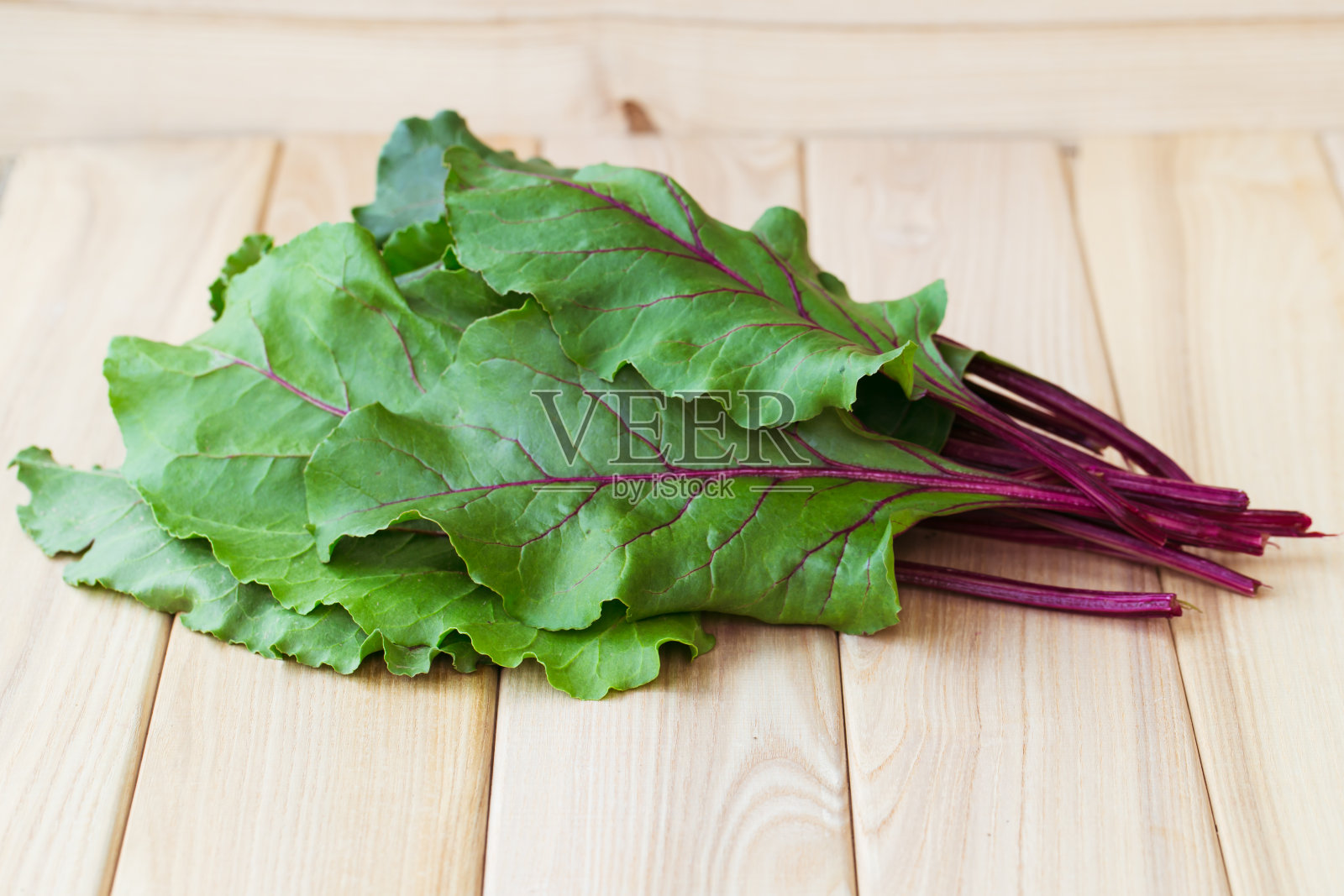 木质背景上的一束红色甜菜叶照片摄影图片