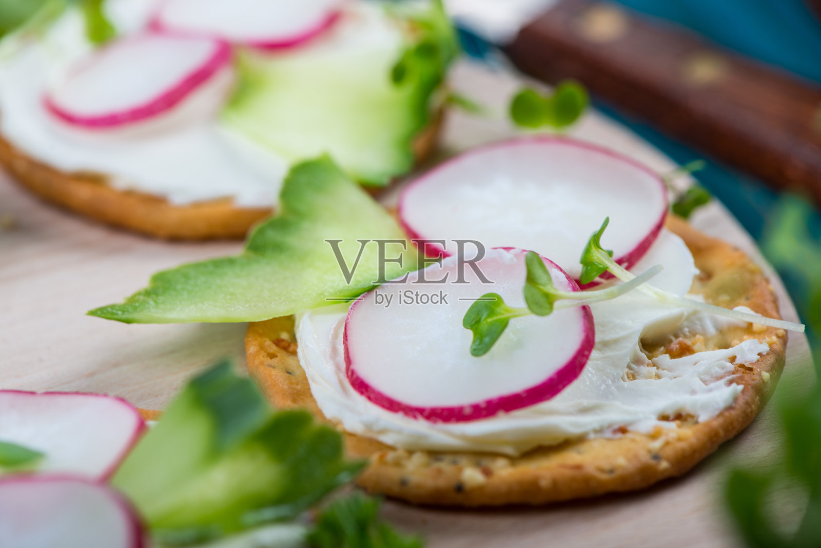 用新鲜萝卜制作咸饼干照片摄影图片