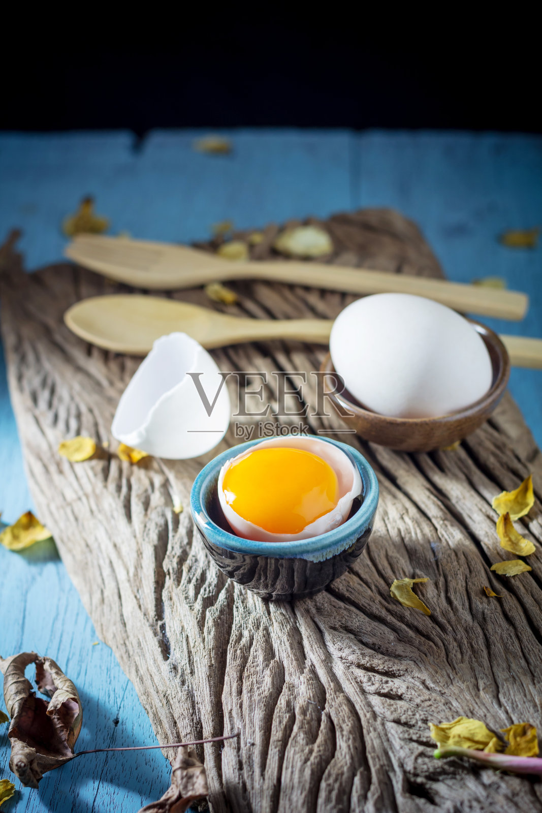 静物破碎的白蛋和蛋黄照片摄影图片