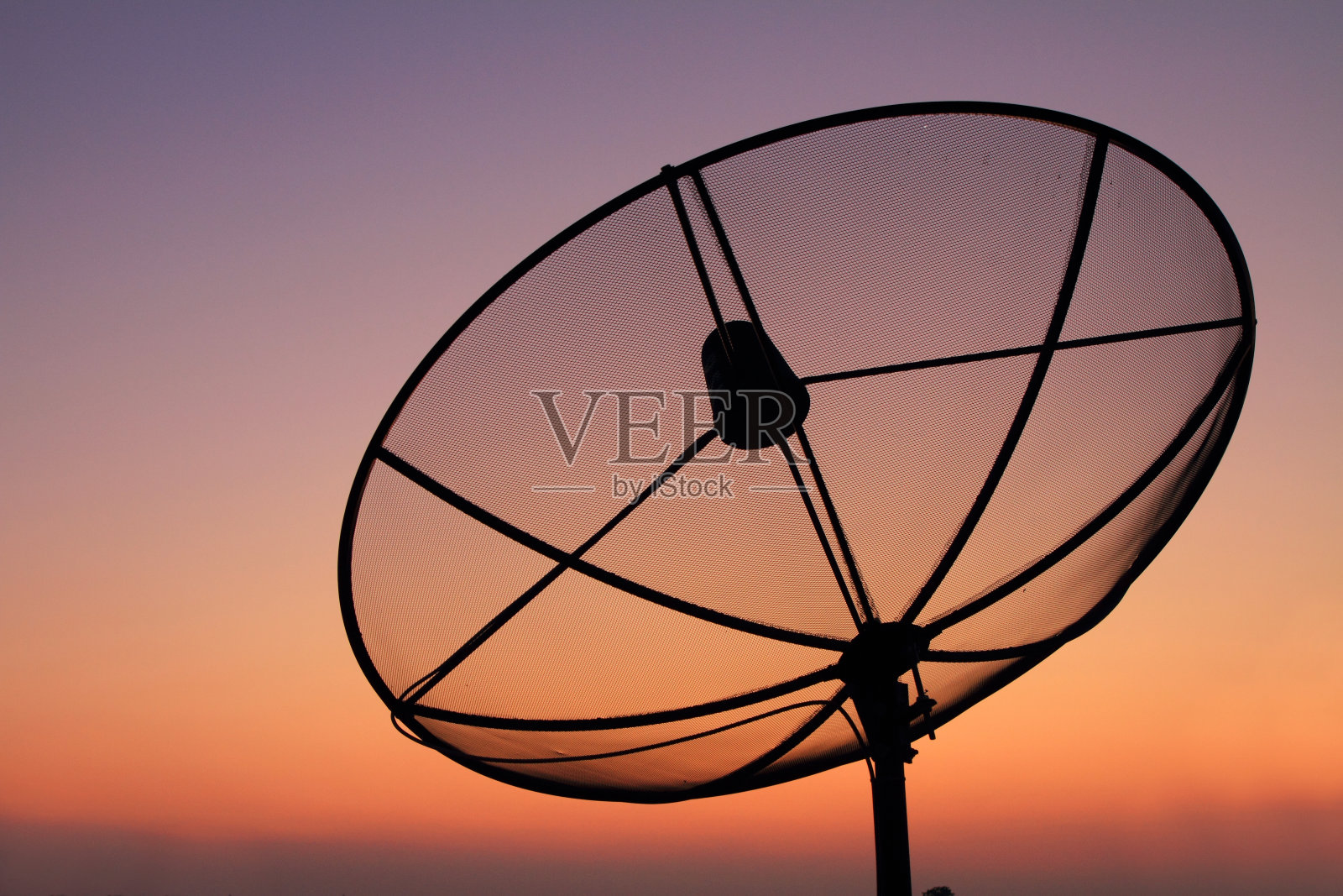 日落时分的卫星天线照片摄影图片