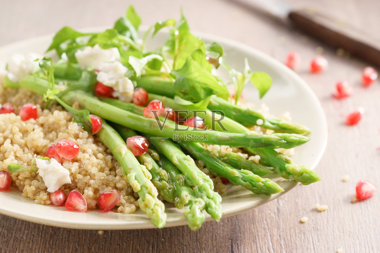 藜麦和芦笋沙拉照片摄影图片
