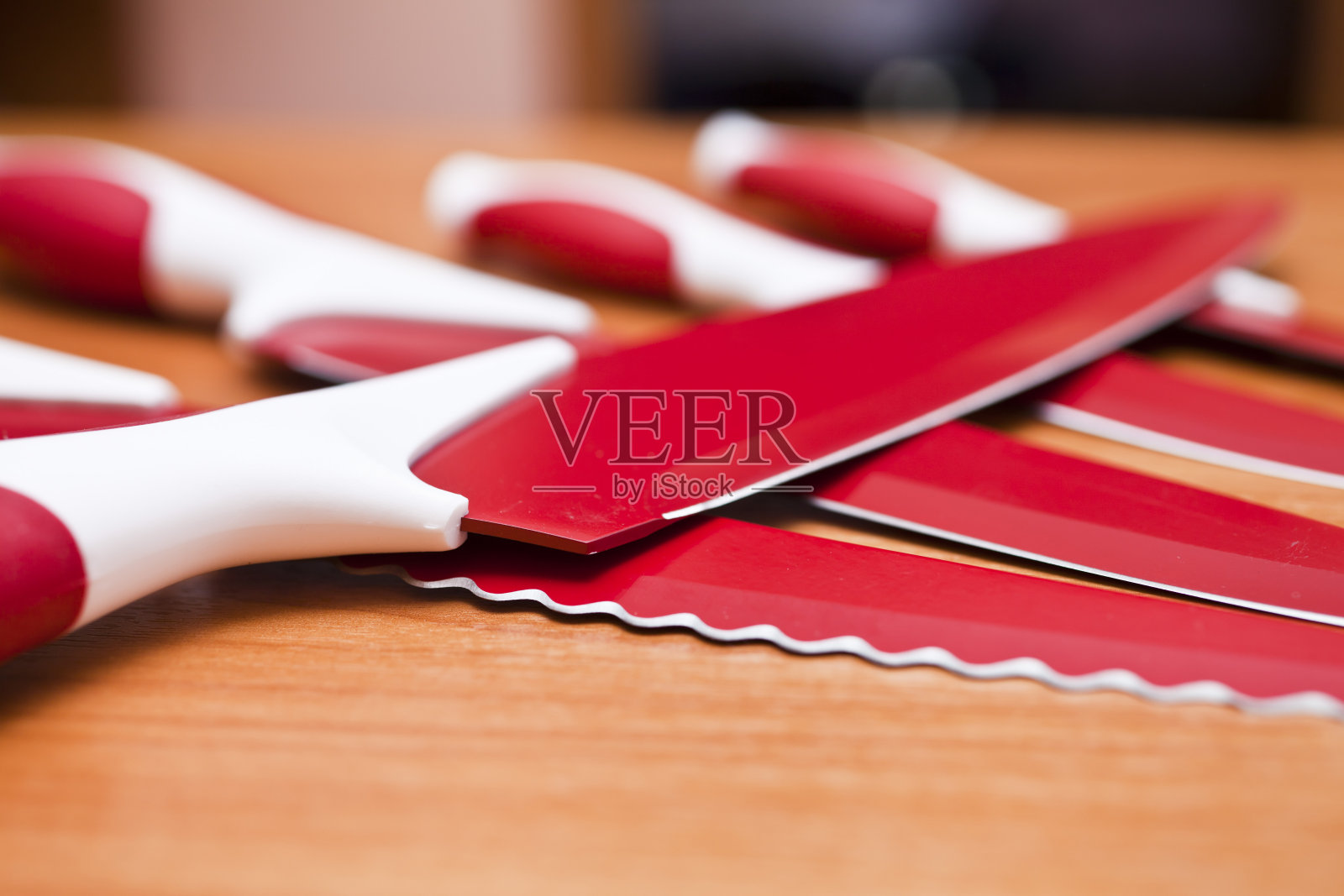 桌子上的刀子照片摄影图片