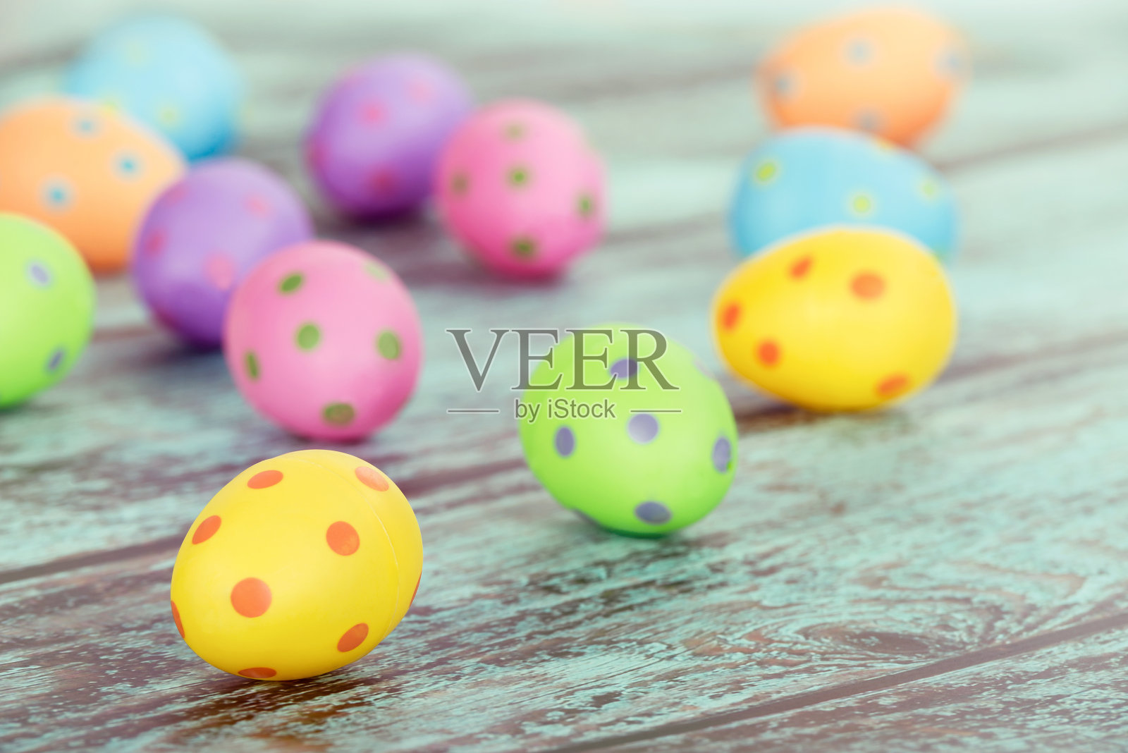 色彩柔和的复活节彩蛋配上复古的绿色照片摄影图片