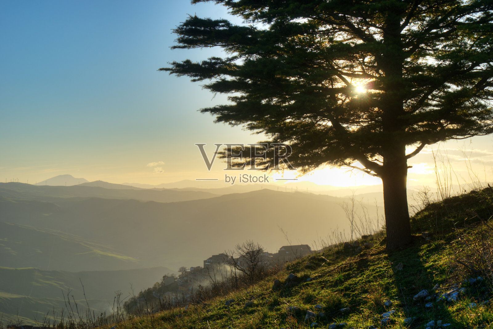 Polizzi Generosa在日落在hdr照片摄影图片