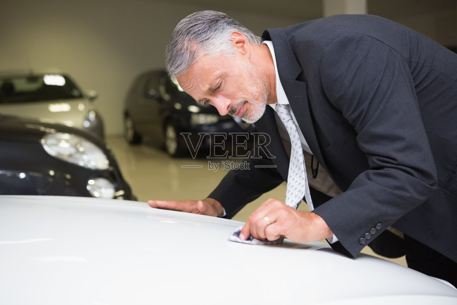 专心用领带清洗污渍照片摄影图片