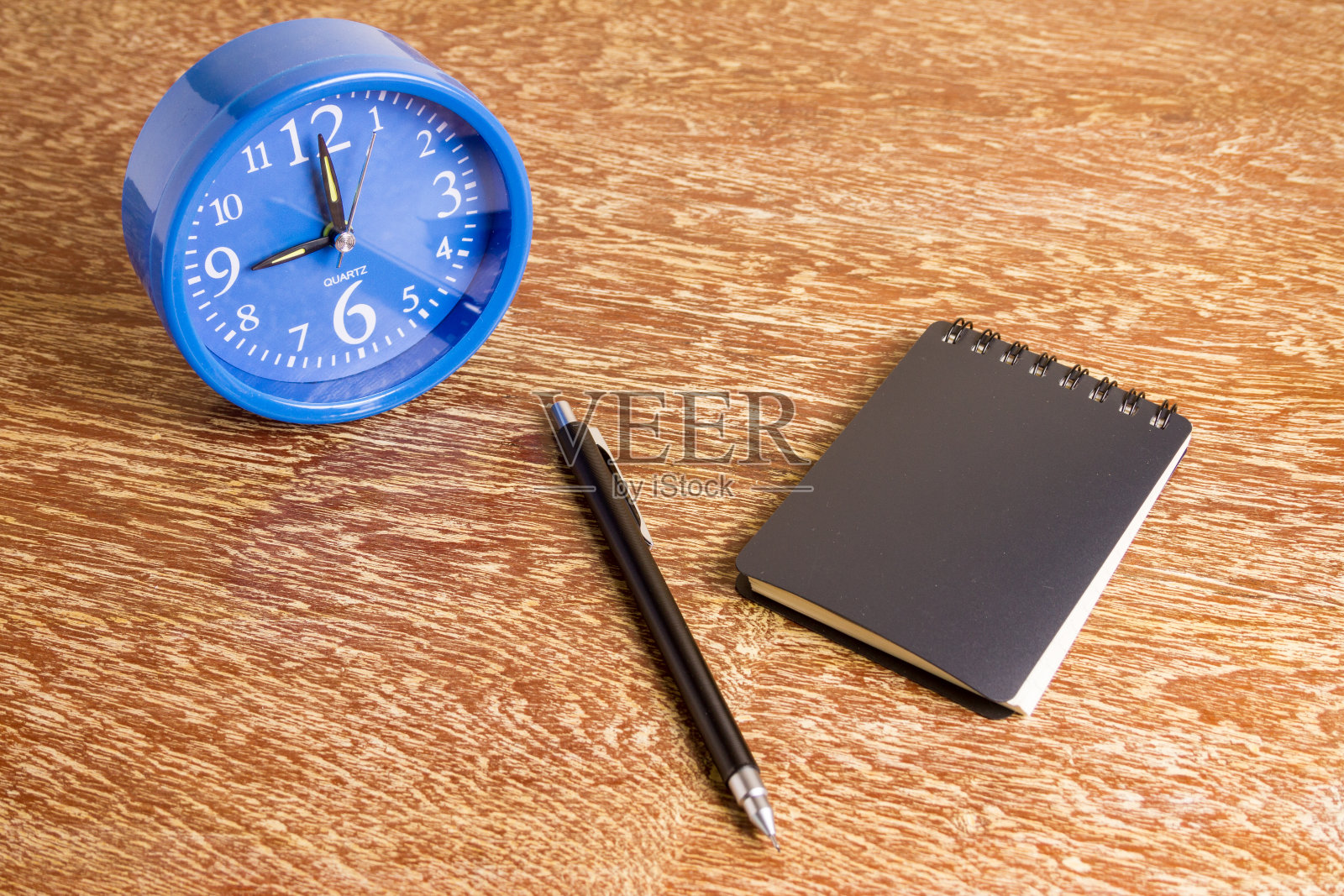 蓝色的闹钟和笔记本照片摄影图片
