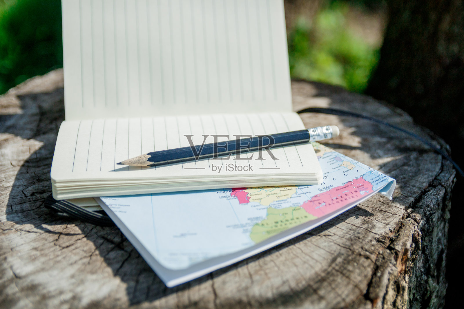 计划旅行。地图，笔记和铅笔在木制背景上。照片摄影图片