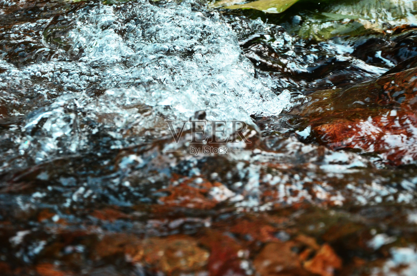 小溪在岩石上快速流动照片摄影图片