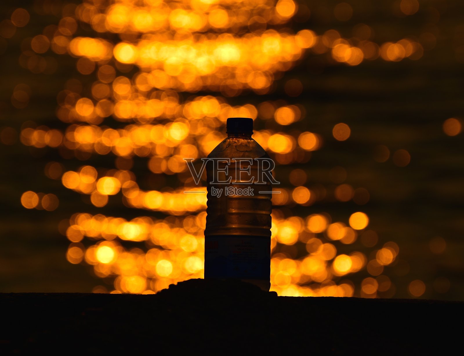 阳光反射与水瓶的背景照片摄影图片