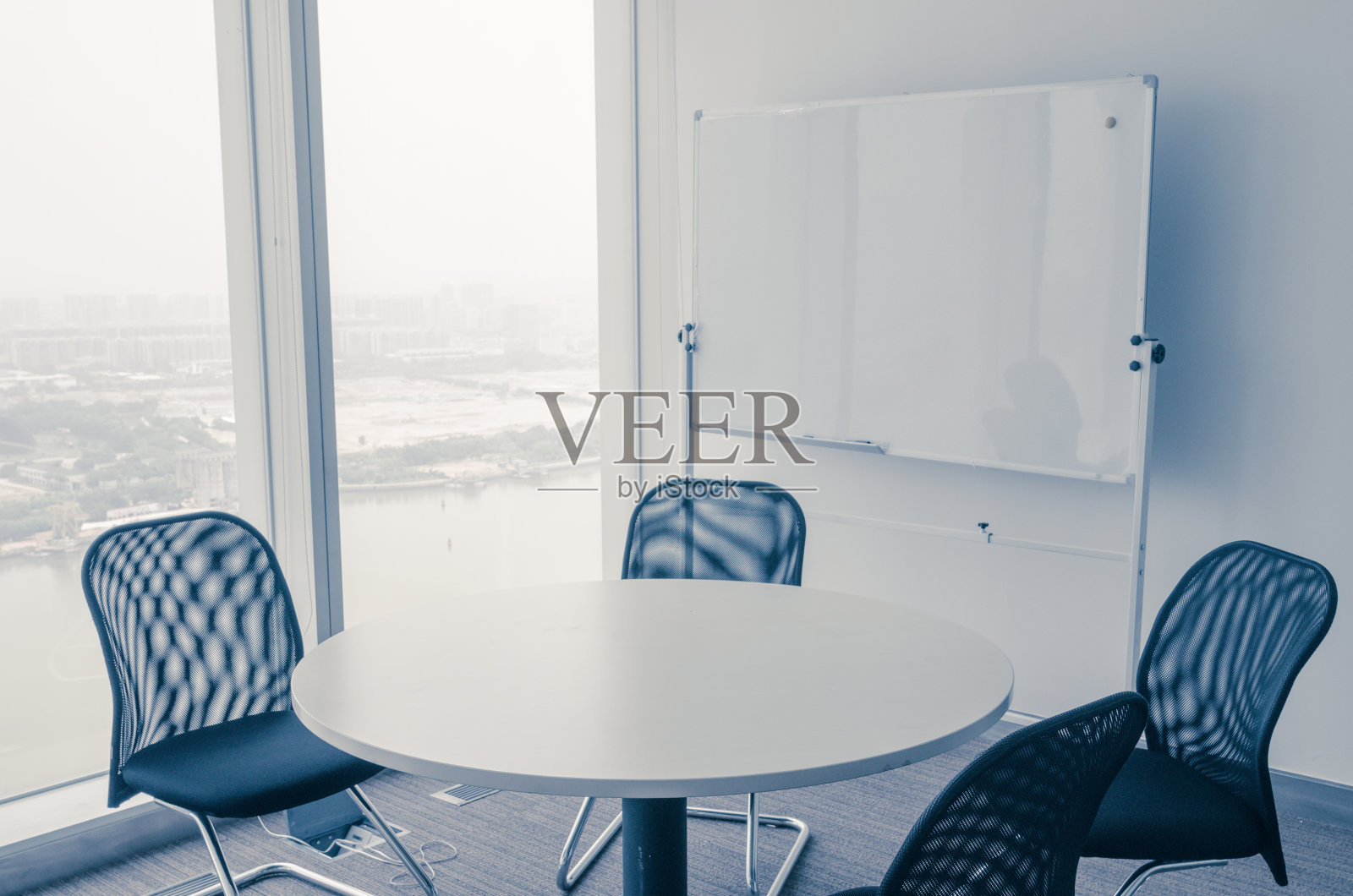 一间空办公室和一张办公桌照片摄影图片