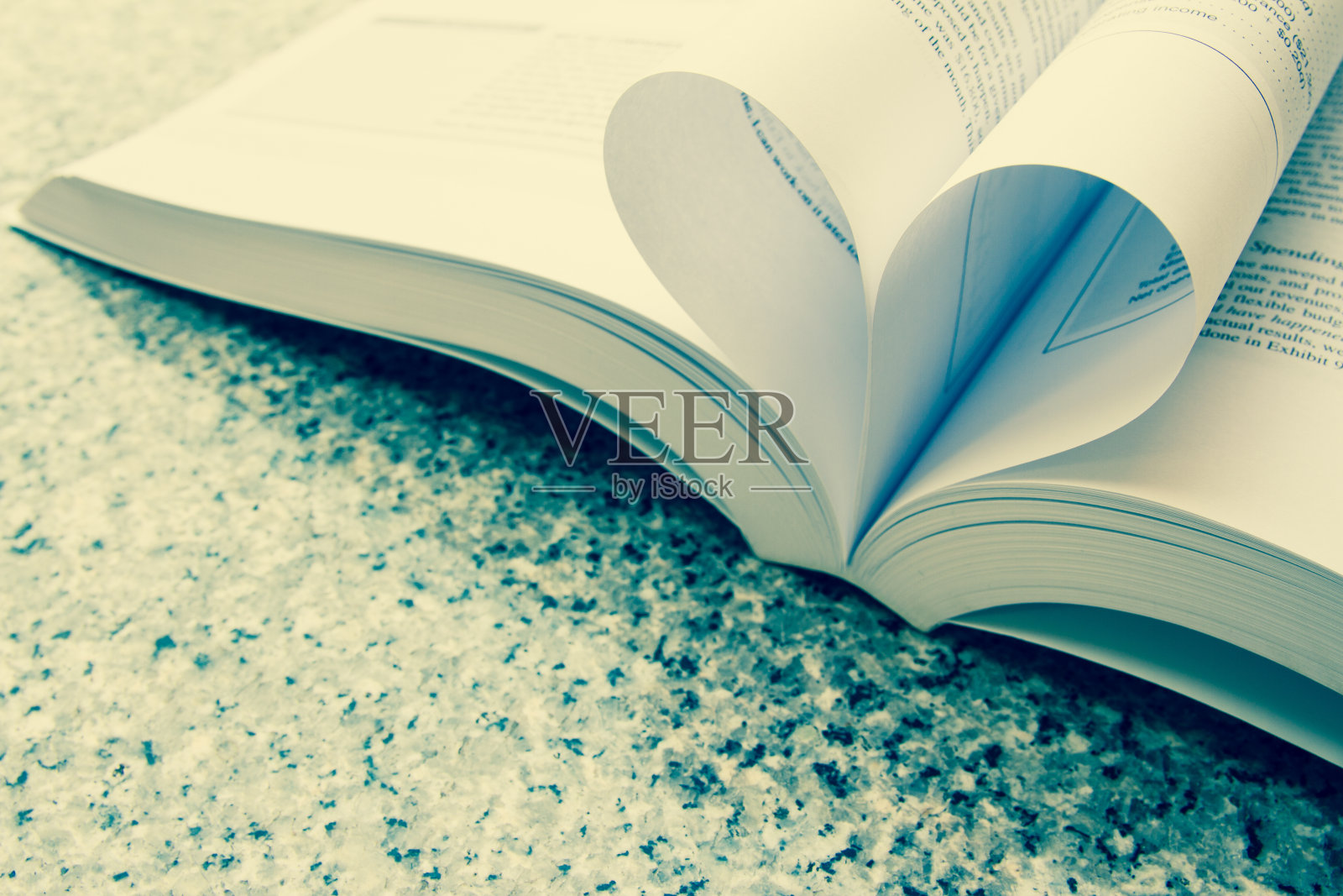 书与心形页打开照片摄影图片