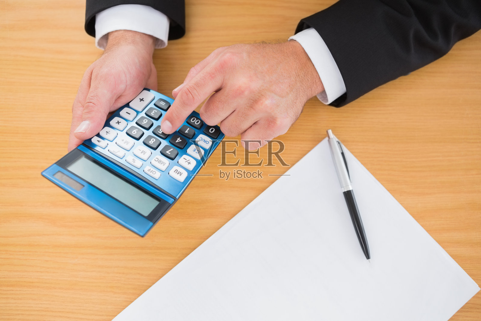 商人在处理他的财务照片摄影图片