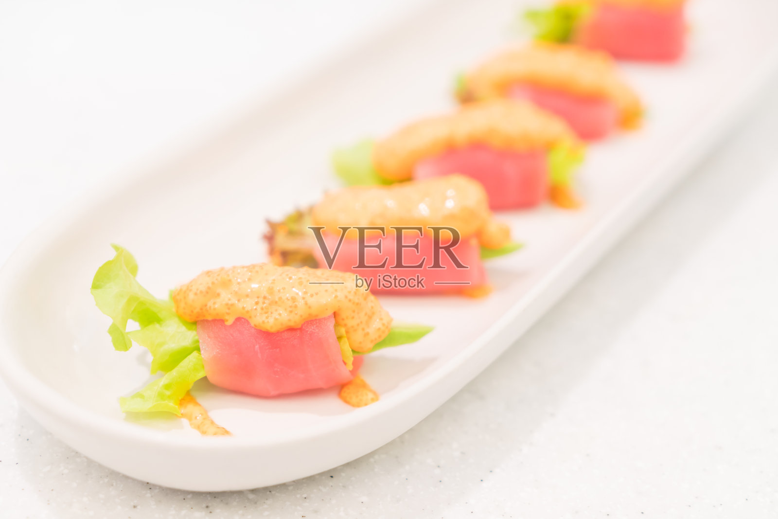 金枪鱼鳄梨卷照片摄影图片