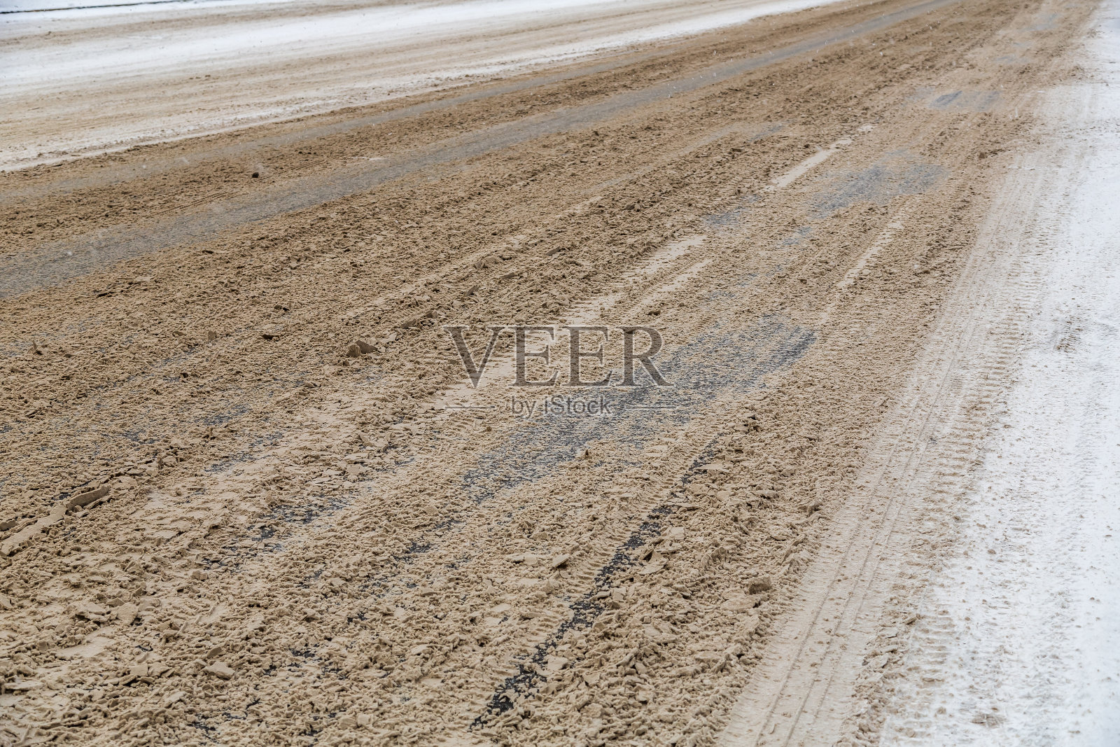 路上的雪泥照片摄影图片