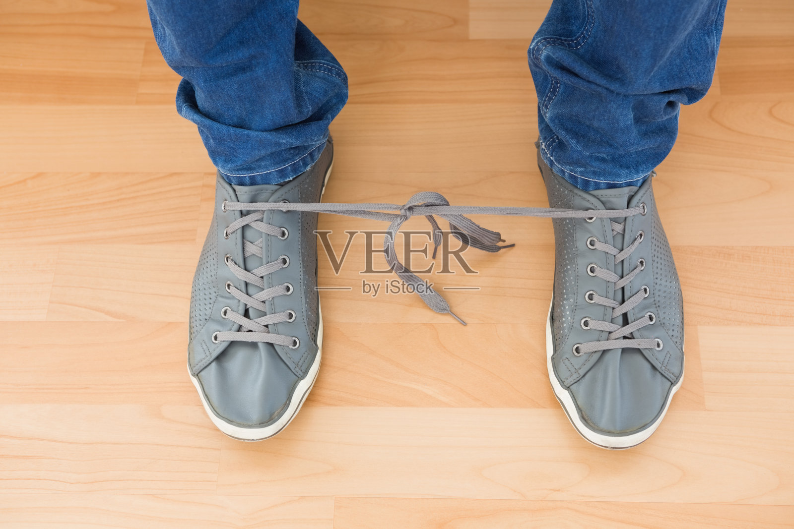 男人的鞋带打结的鞋子照片摄影图片