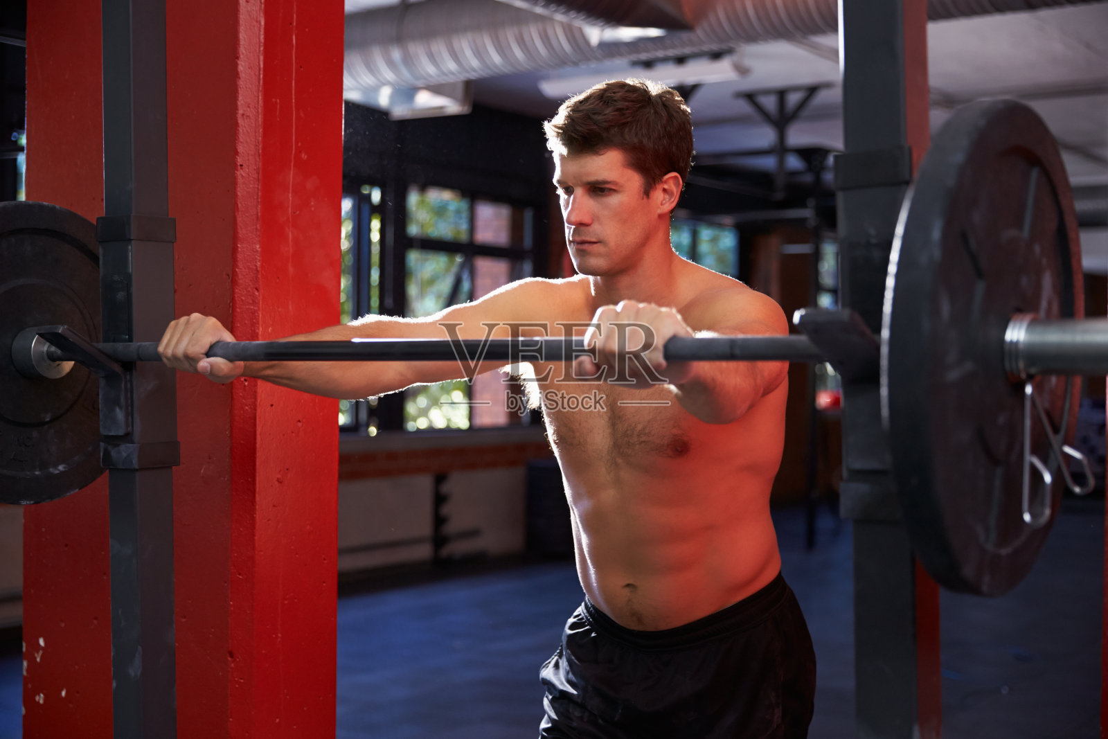 裸胸男子在健身房准备举重照片摄影图片