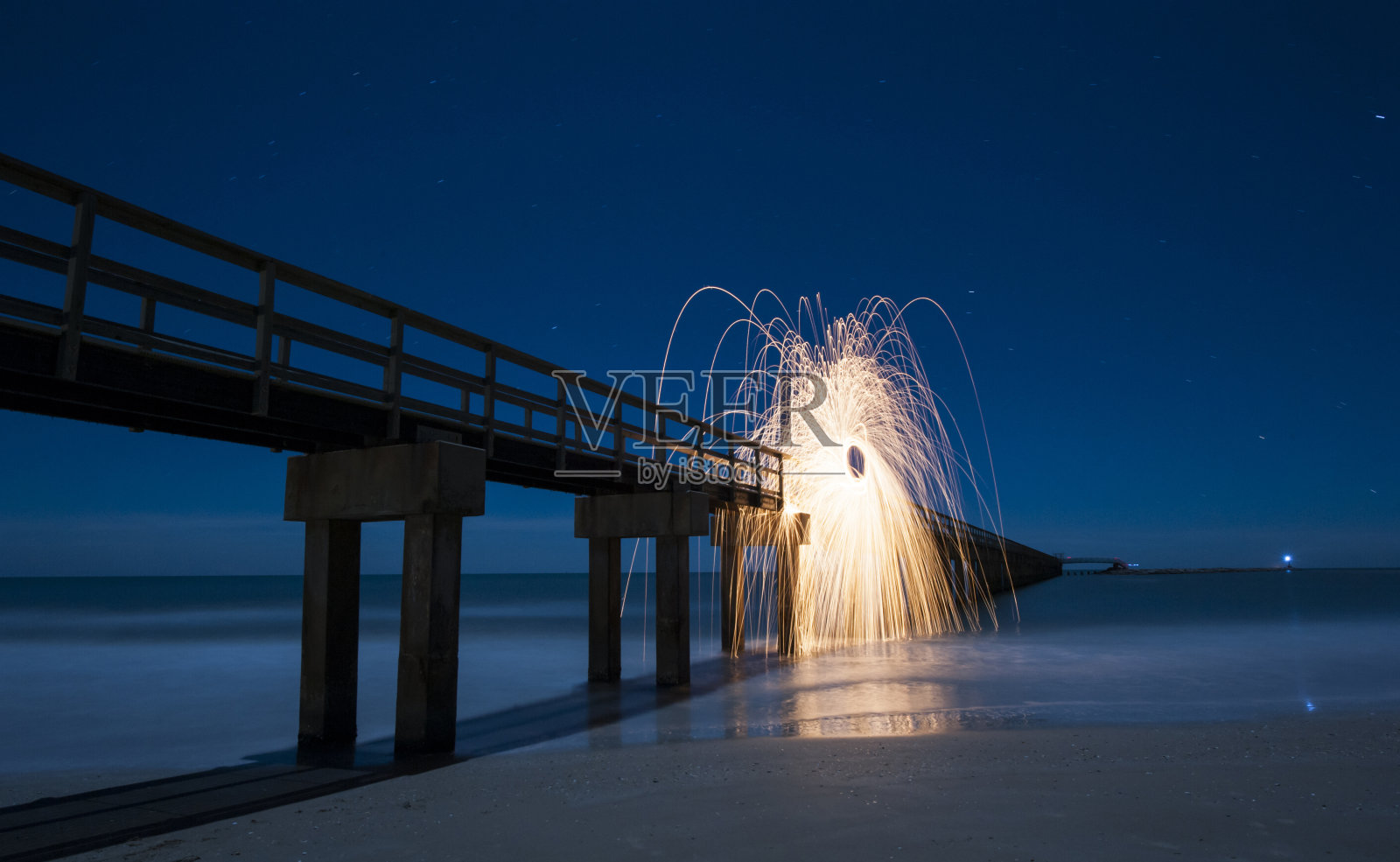 码头火花照片摄影图片