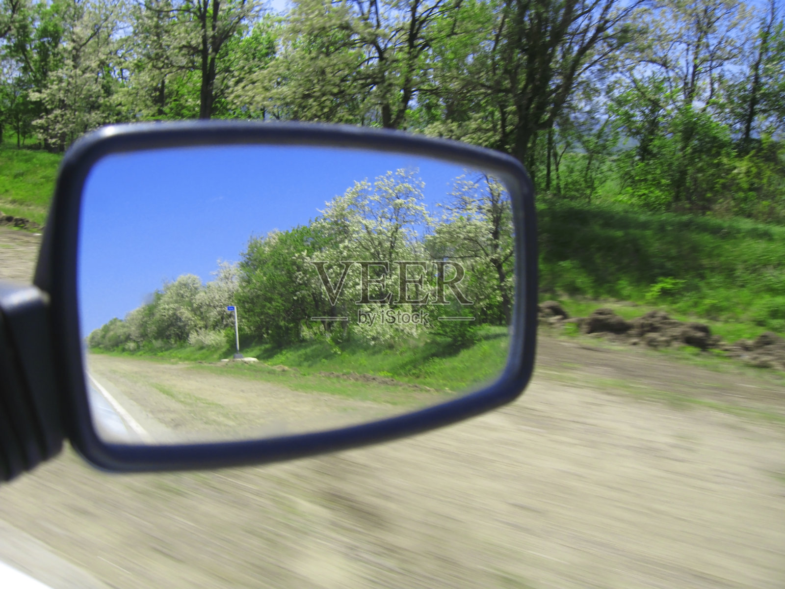汽车的镜子里的景色照片摄影图片