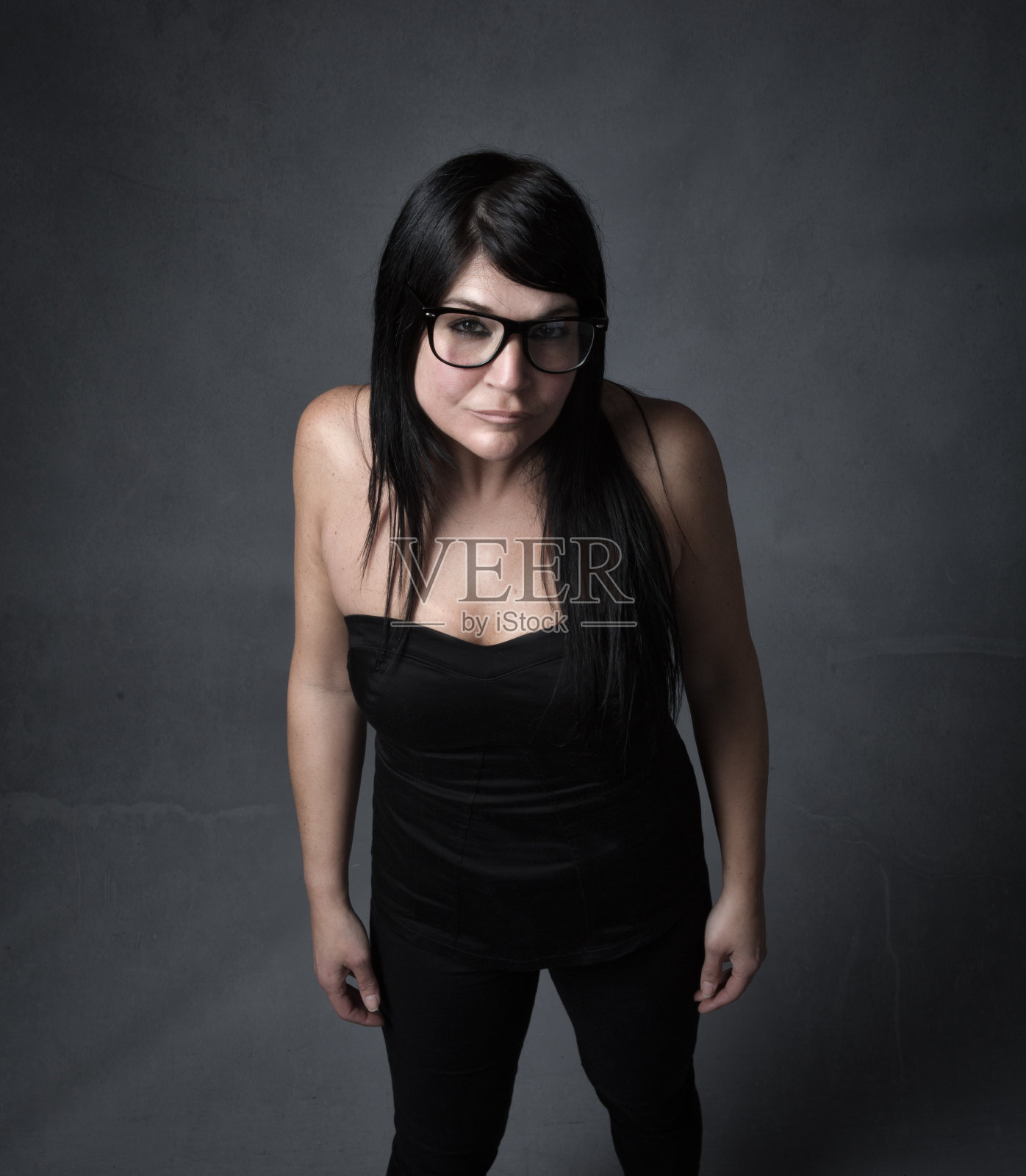 戴黑眼镜的书呆子脸照片摄影图片