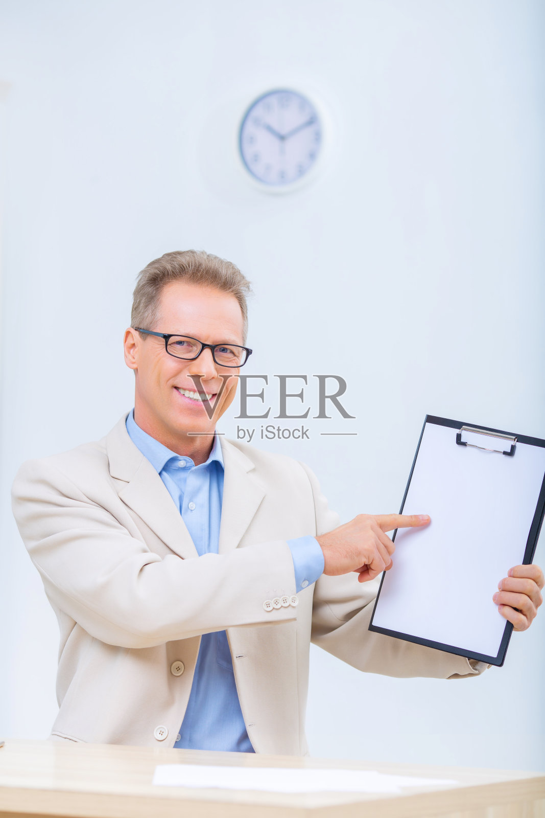 微笑的商人展示他的记录照片摄影图片