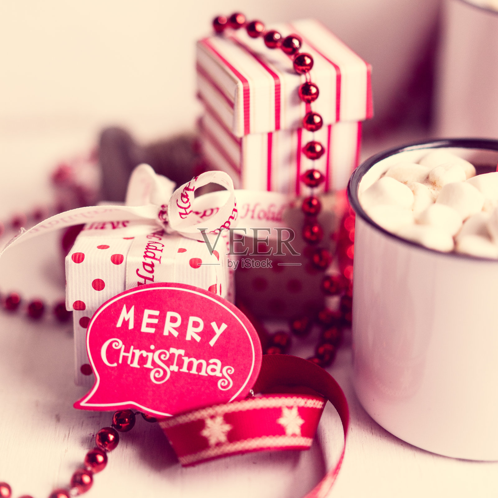 用热巧克力杯装饰的圣诞装饰照片摄影图片