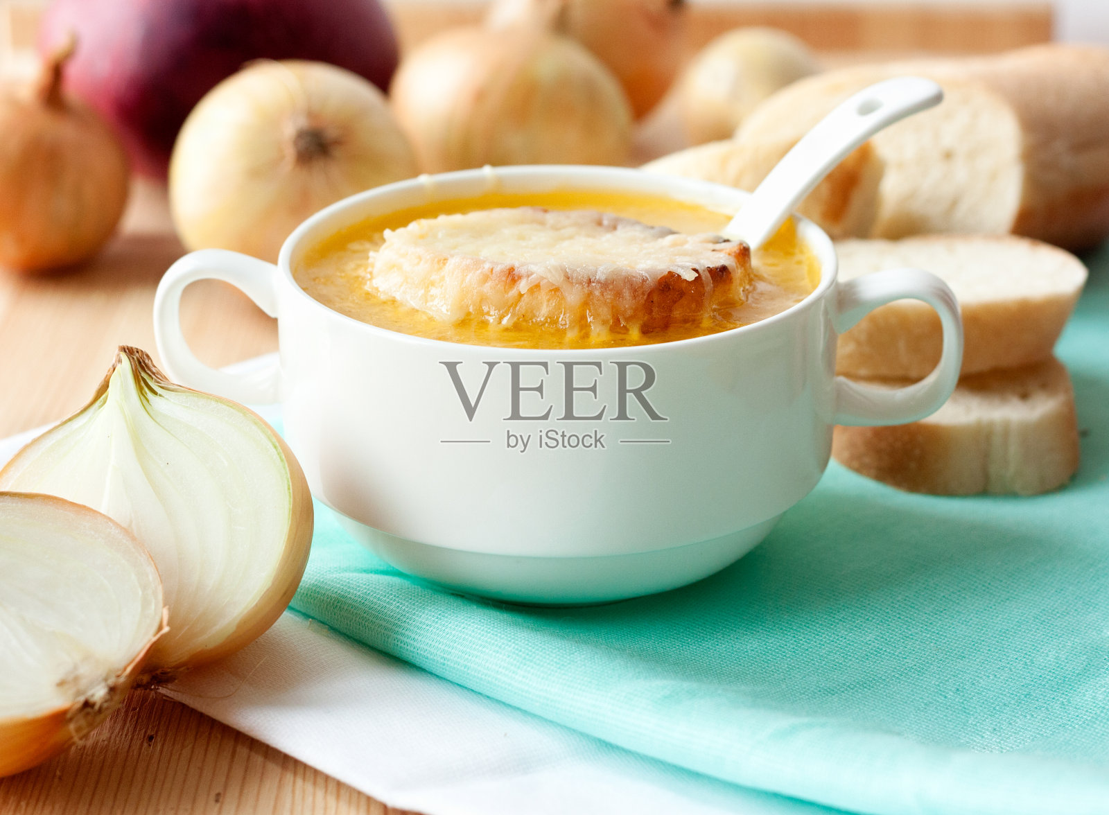 法式洋葱汤，白瓷碗照片摄影图片