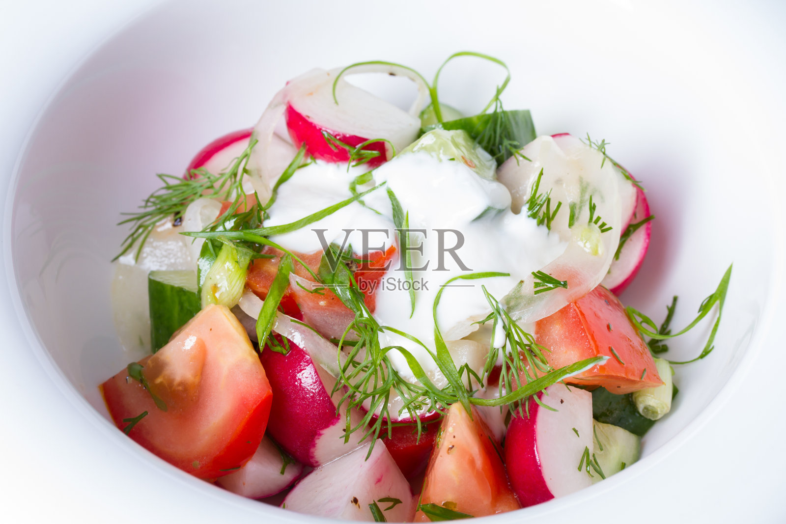 新鲜蔬菜沙拉配酸奶油照片摄影图片