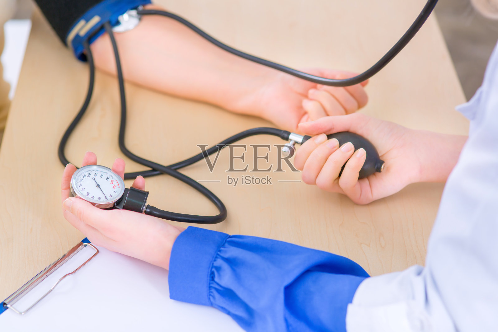 愉快的护士与她的病人交谈照片摄影图片