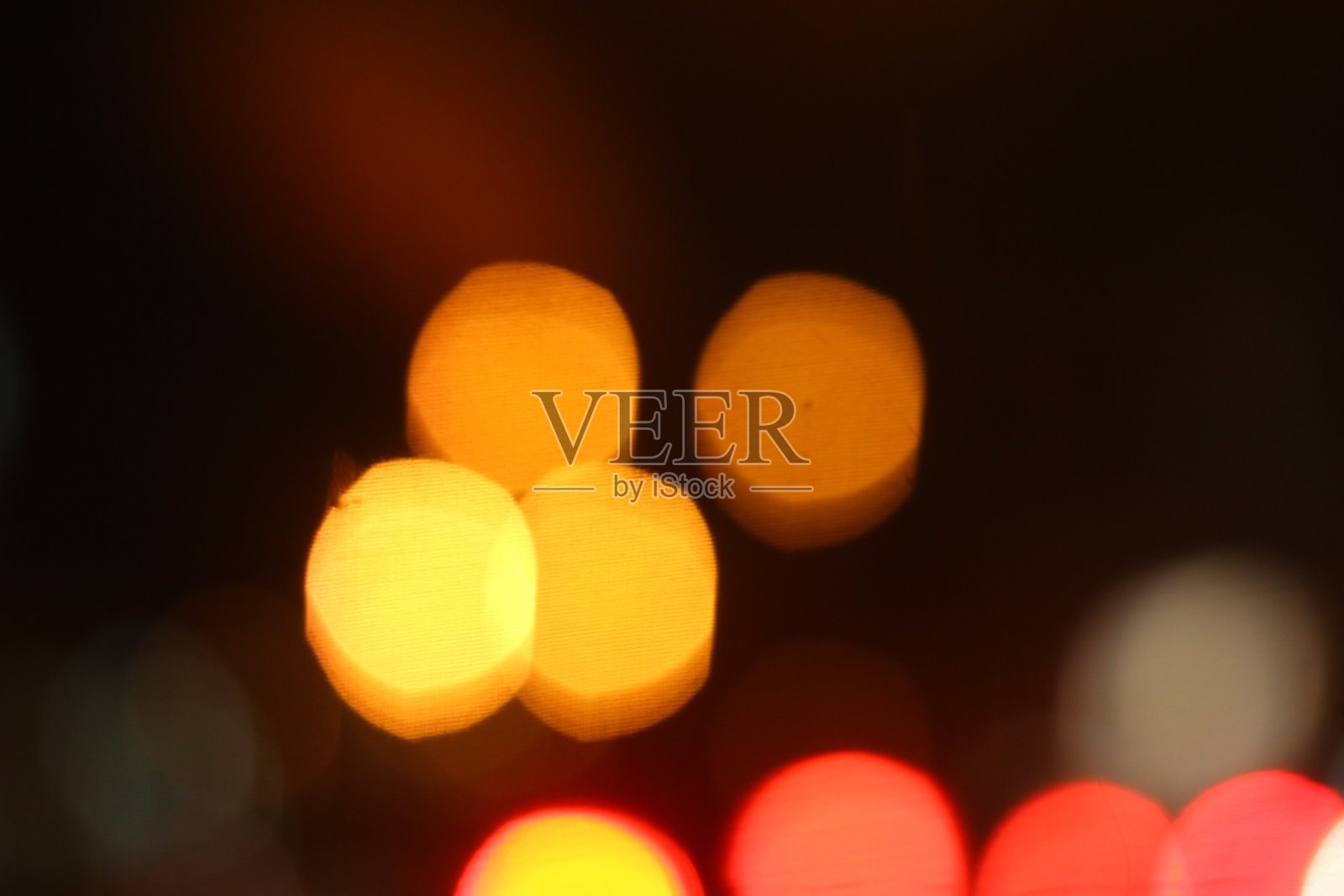 晚上在城市里看不清汽车照片摄影图片