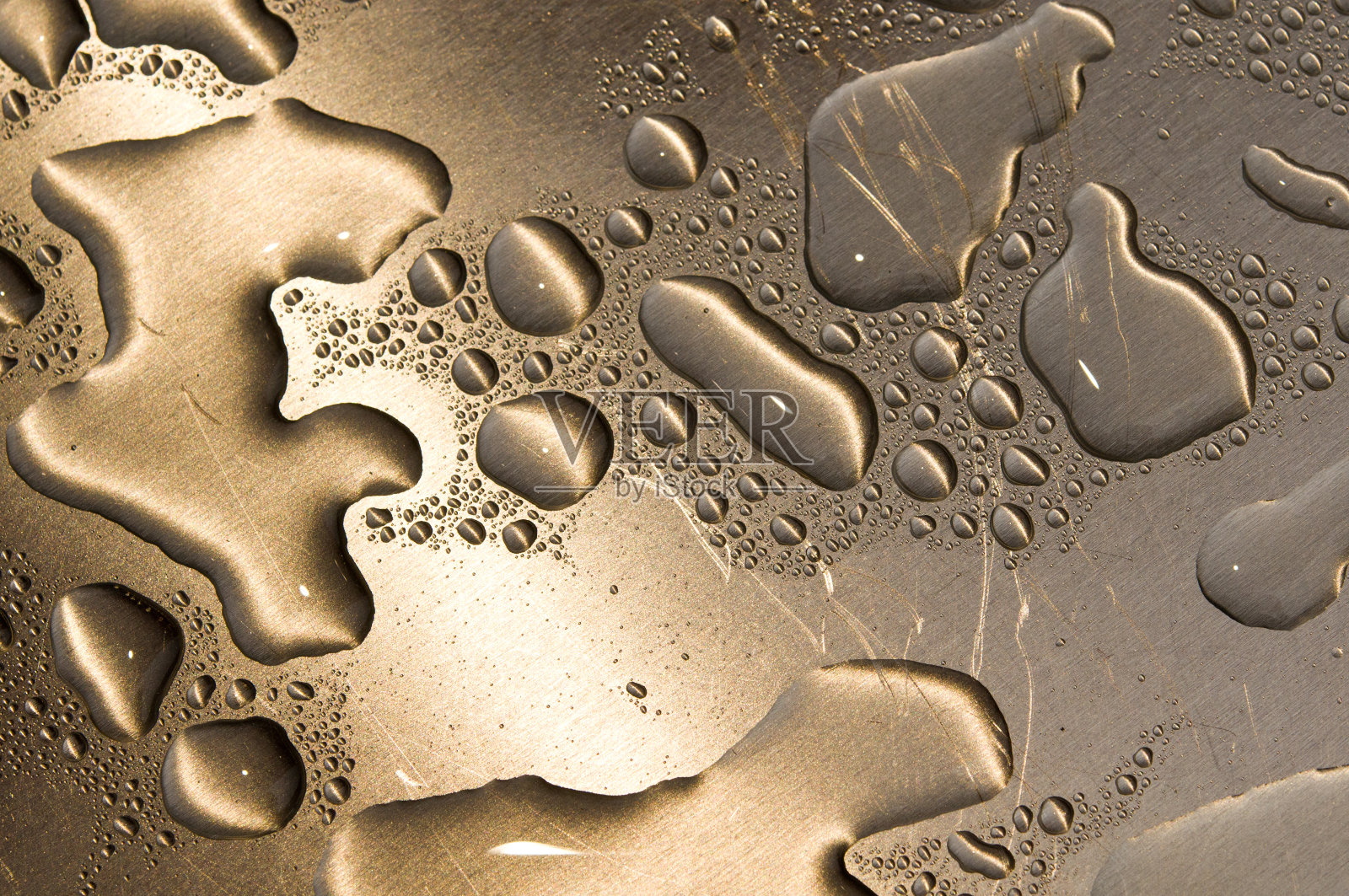 水滴在拉丝金属上照片摄影图片