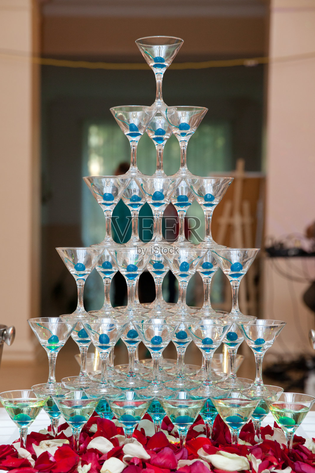 金字塔状的玻璃照片摄影图片