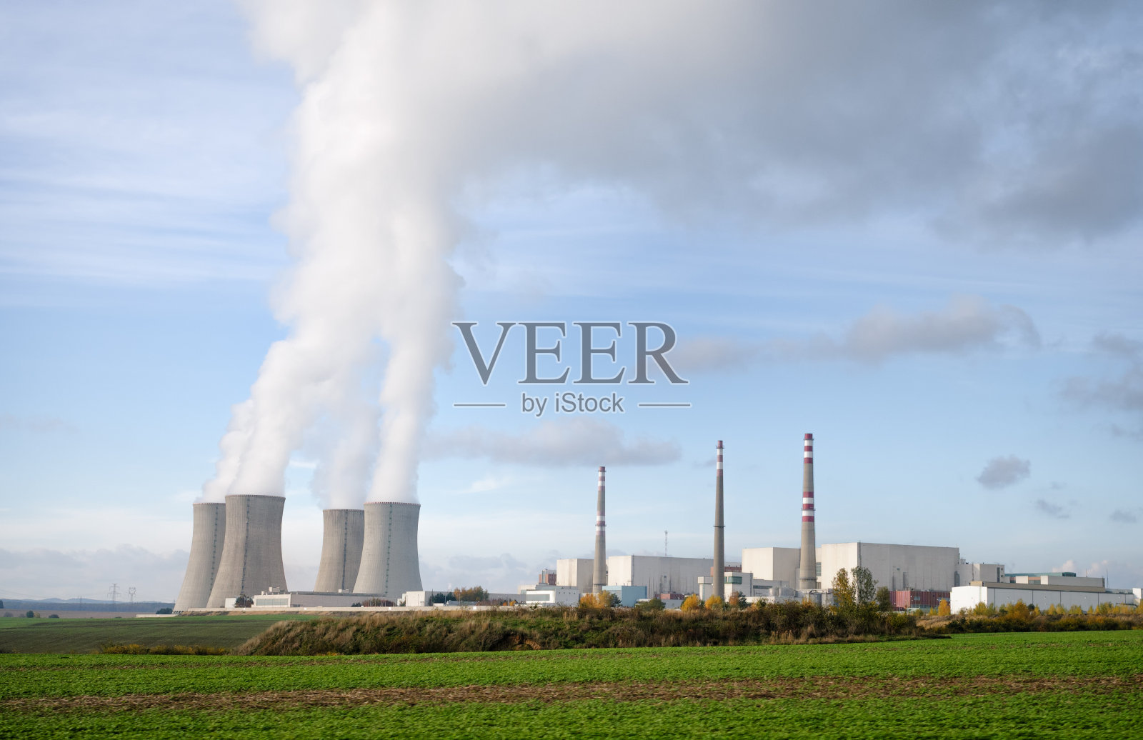 有蒸汽冷却塔的核电站照片摄影图片