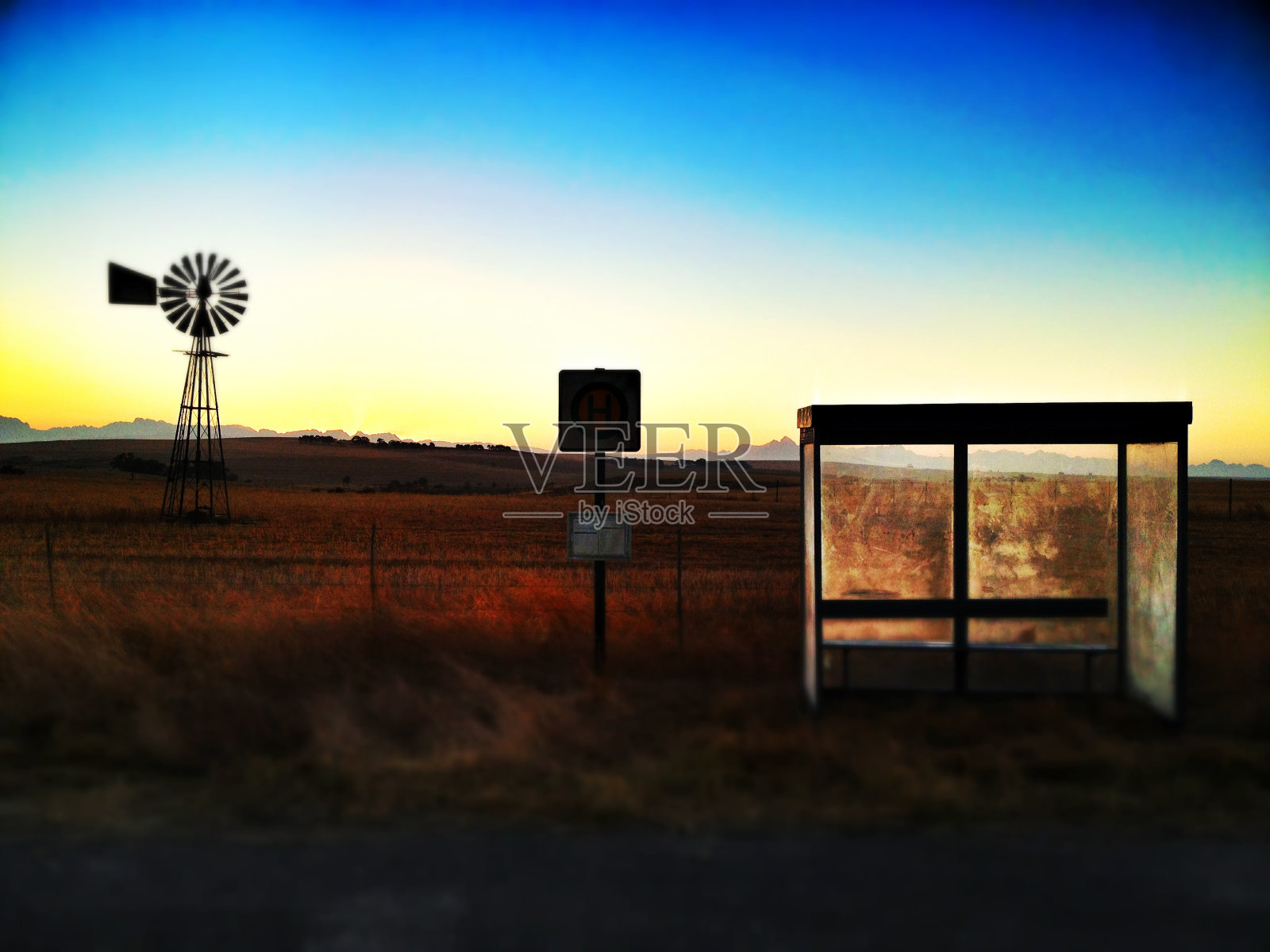 孤立的公交车站与风车的背景。照片摄影图片