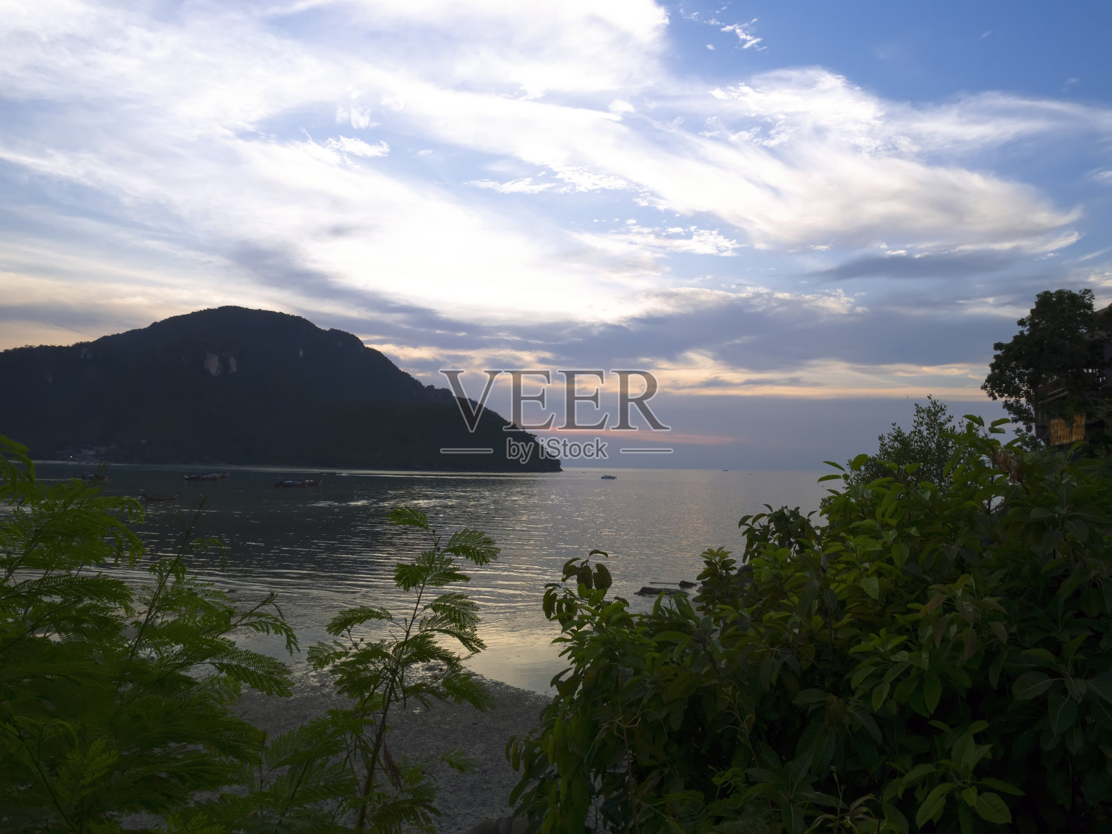 傍晚时分在Phi Phi岛照片摄影图片