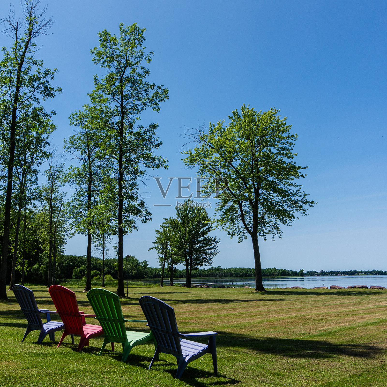 椅子排成一排照片摄影图片
