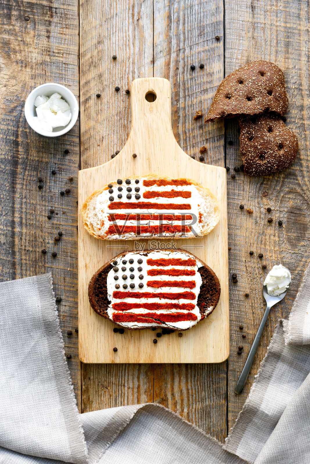 两个带有美国国旗图案的三明治。照片摄影图片