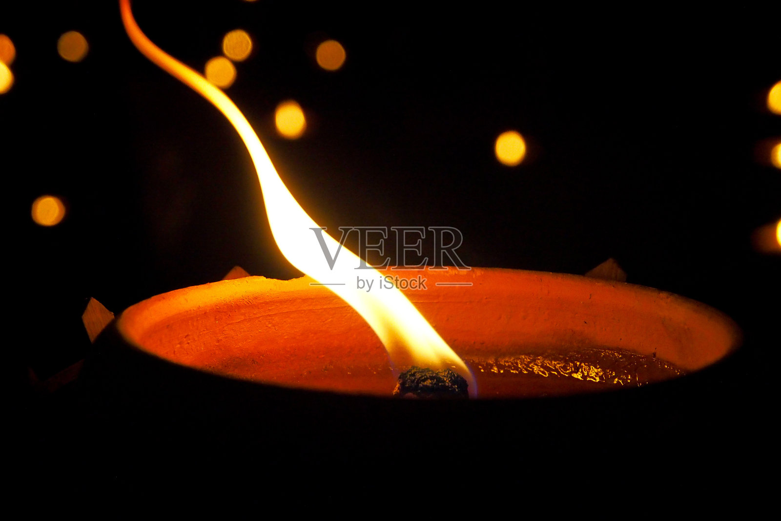 烛光和黄色的散景背景照片摄影图片