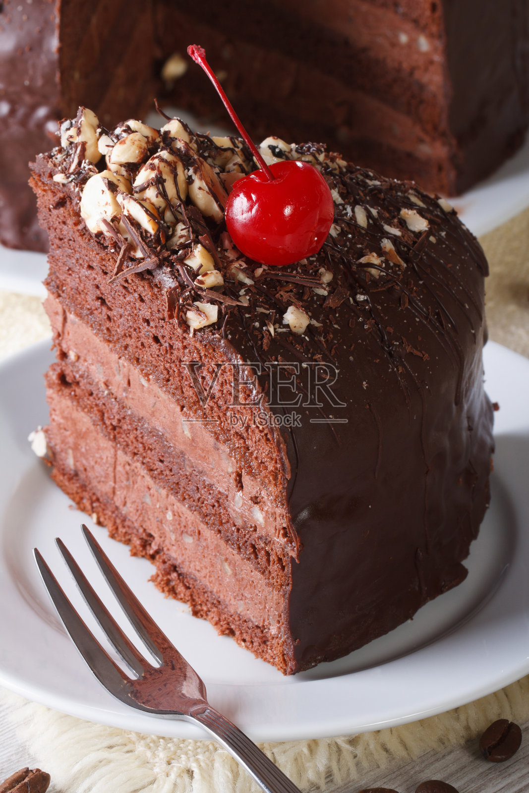 竖着切一块樱桃色的黑巧克力蛋糕照片摄影图片