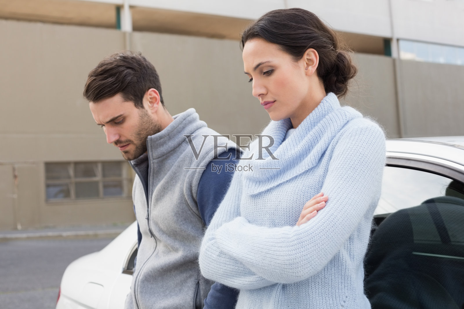 一对年轻夫妇在争吵后照片摄影图片