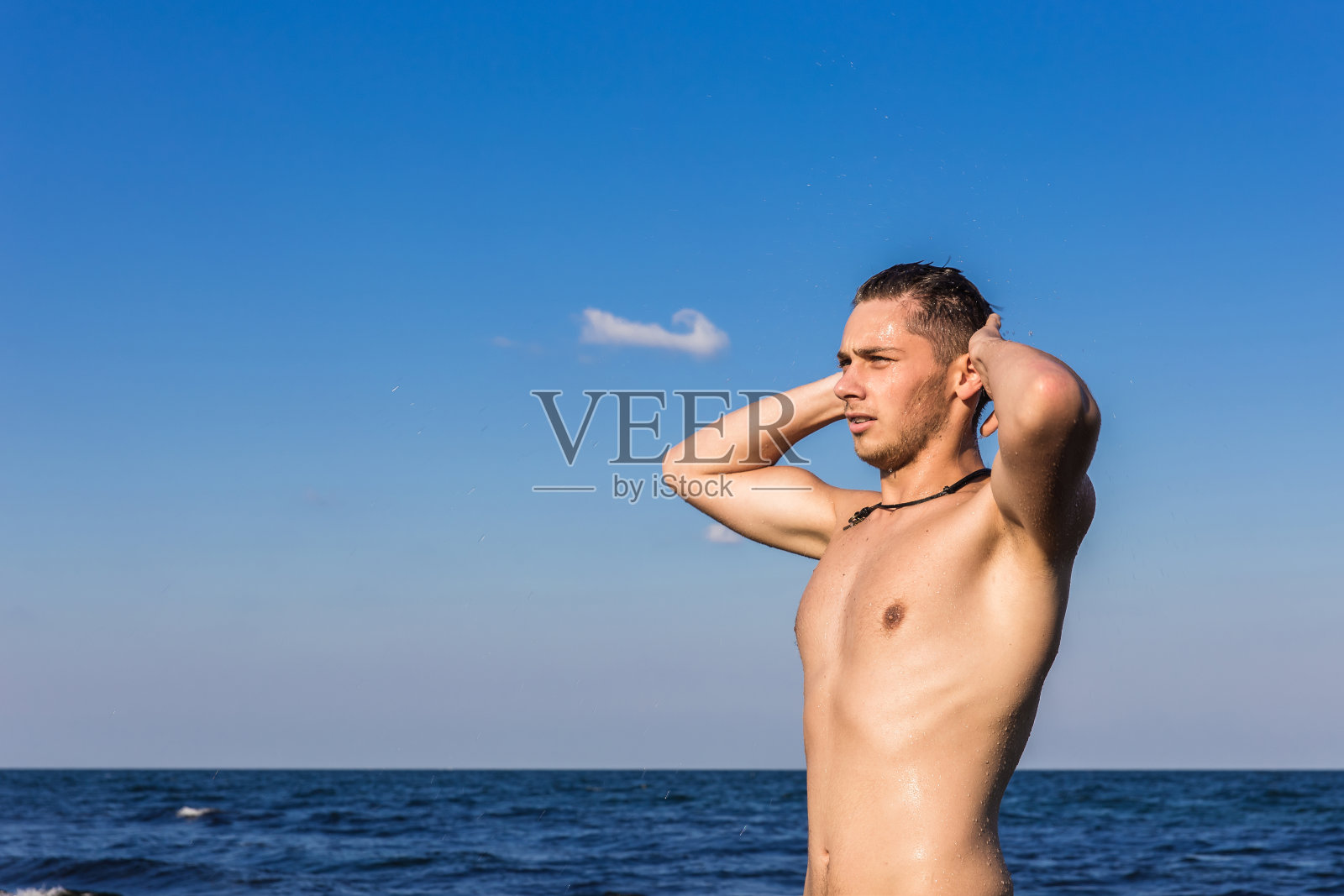 有魅力的年轻人在海里浮出水面照片摄影图片