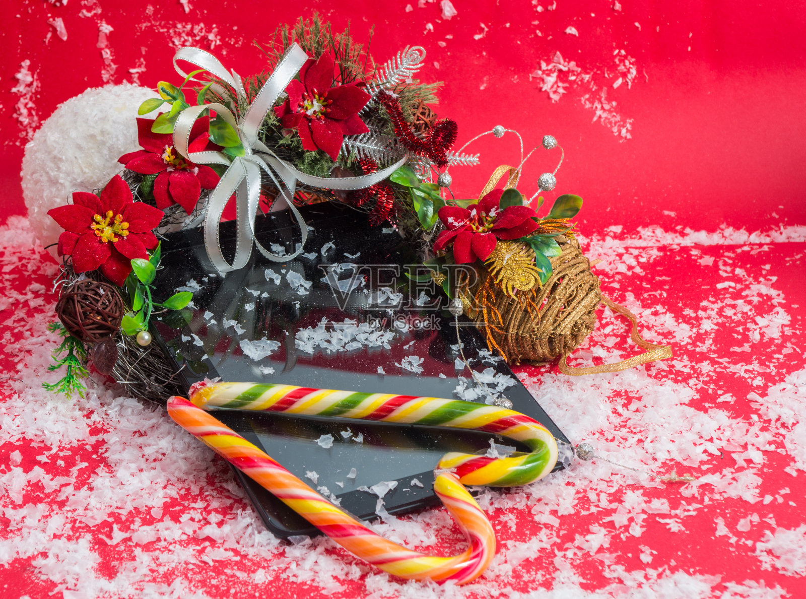 带耳机的平板电脑是最佳圣诞礼物。照片摄影图片