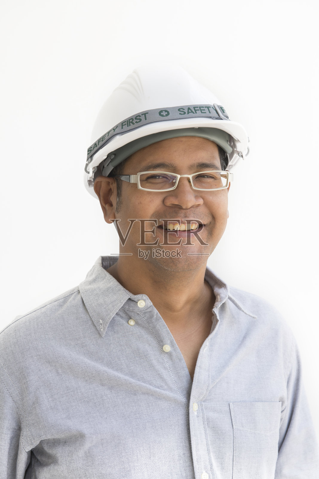 年轻的亚洲建筑师在白色背景下被孤立照片摄影图片