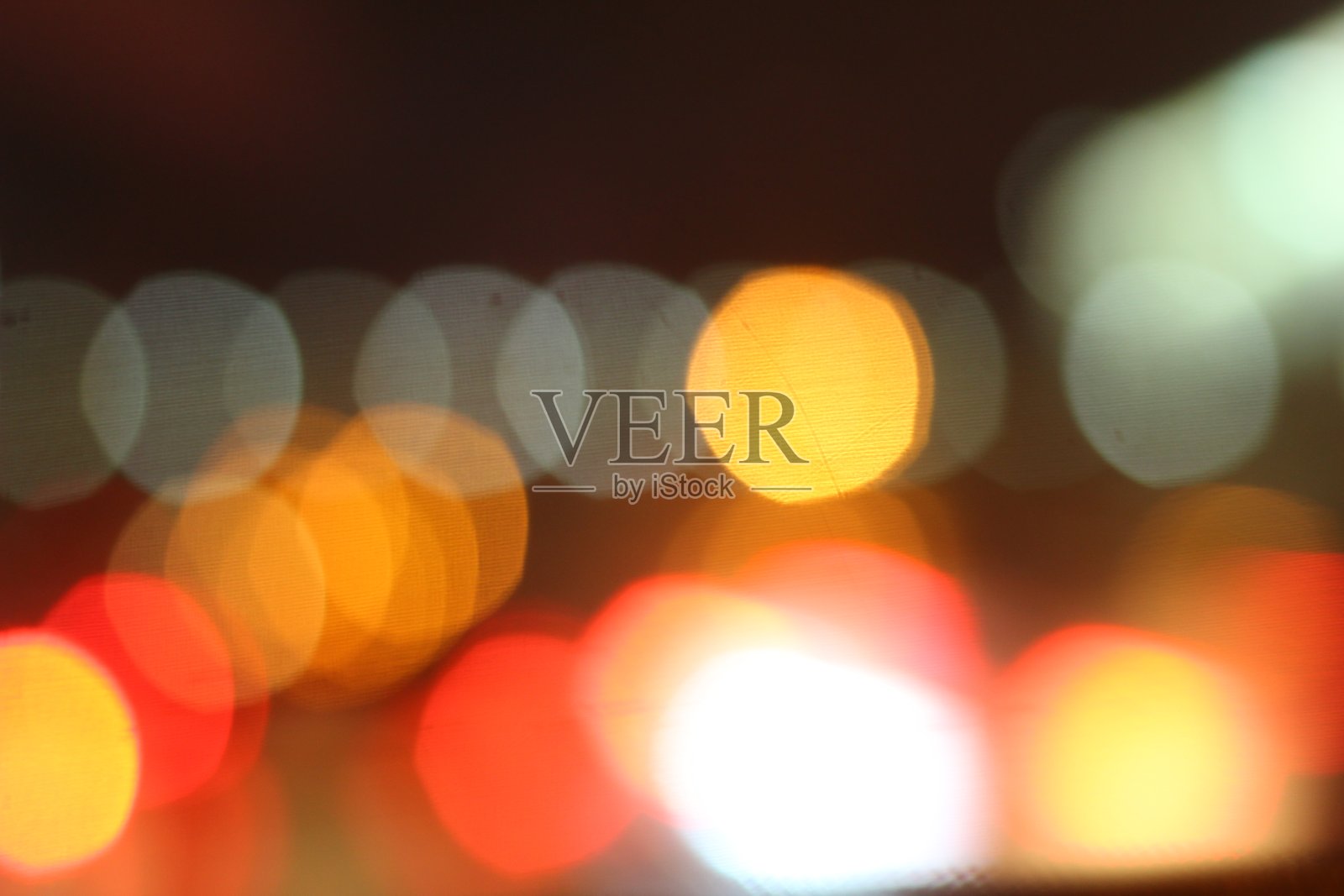 晚上在城市里看不清汽车照片摄影图片