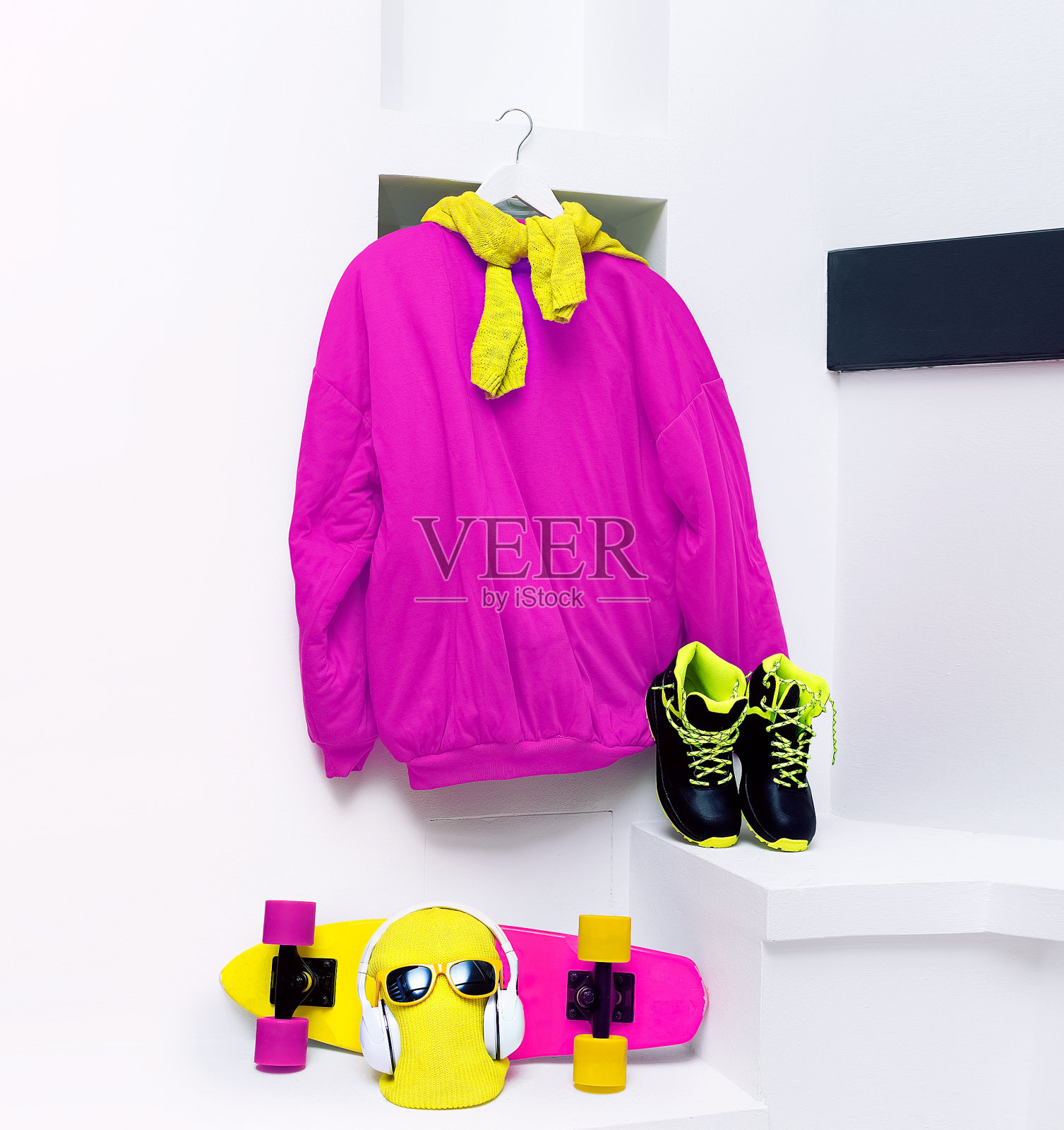 滑板者。配件。滑板,运动衫,运动鞋,照片摄影图片