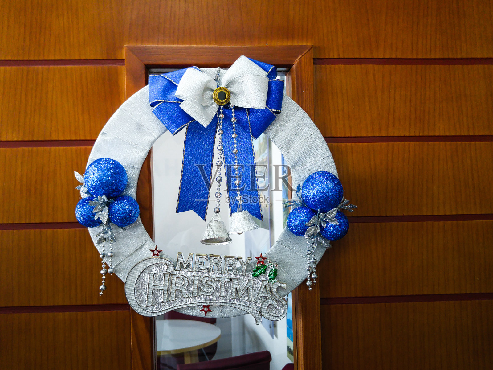 白色布圆和蓝色球风格的圣诞节照片摄影图片