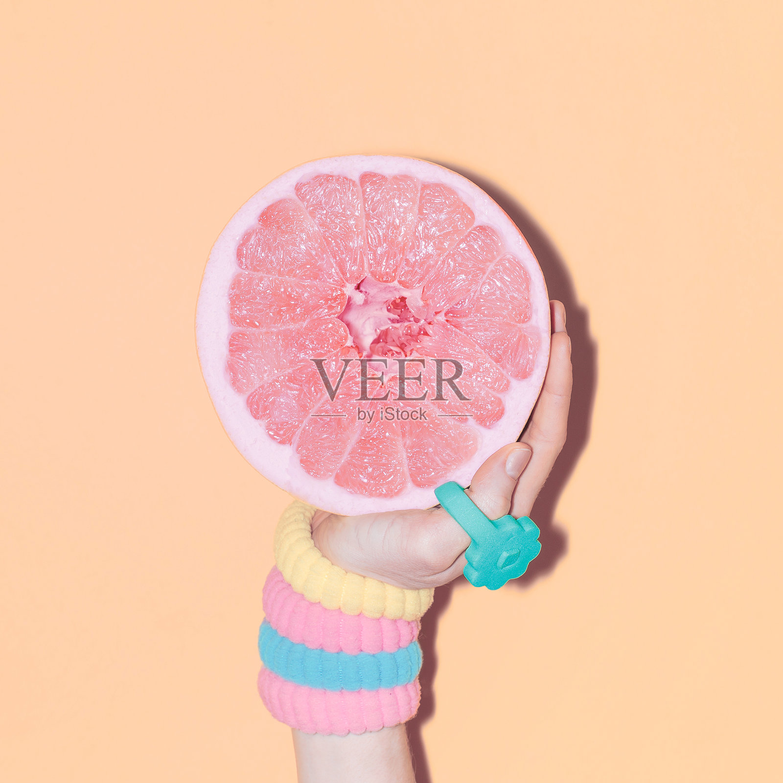 手加葡萄柚，香草饰品，时尚风格，简约照片摄影图片