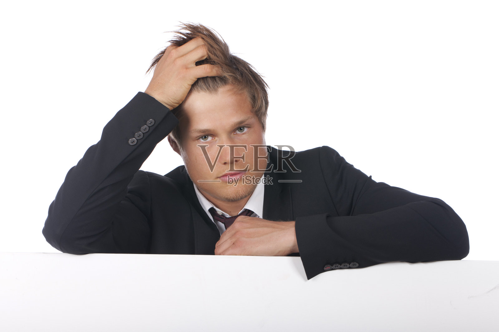 精疲力竭的年轻商人俯身越过一块空板照片摄影图片